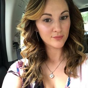 Meet your Posher, Caitlin